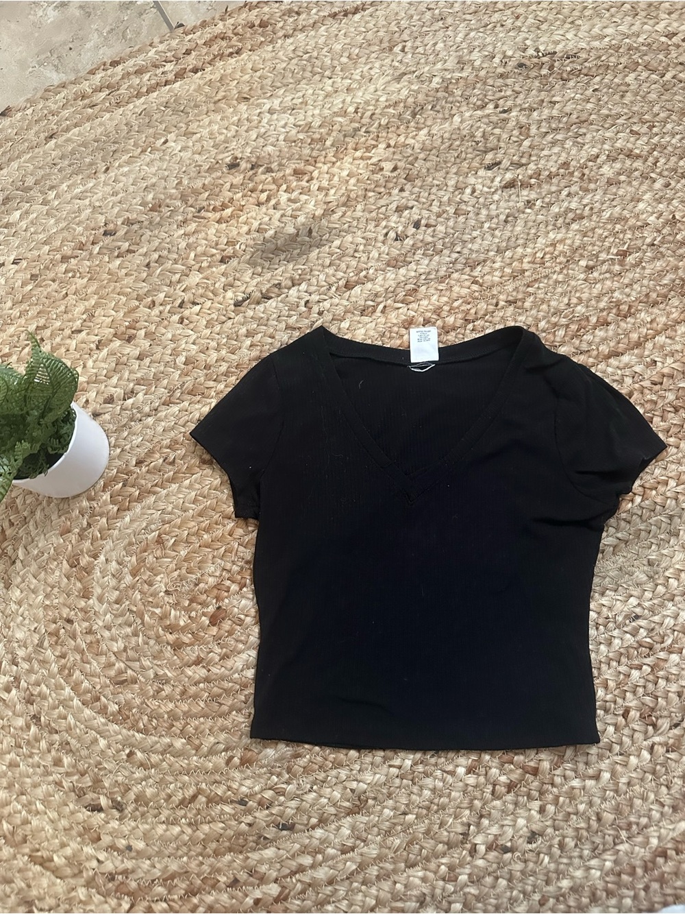 BLACK V NECK CROP TOP